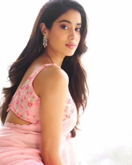 janhavi-kapoor-viral-photo-devara-promotion