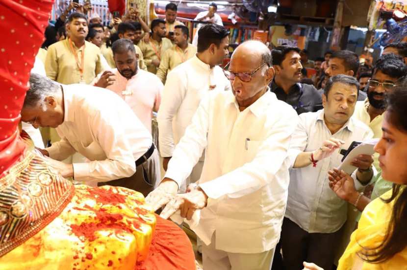 Sharad Pawar lalbaugcha Raja Darshan