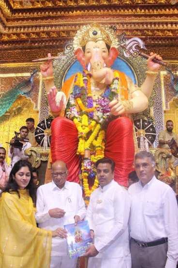 Sharad Pawar lalbaugcha Raja Darshan