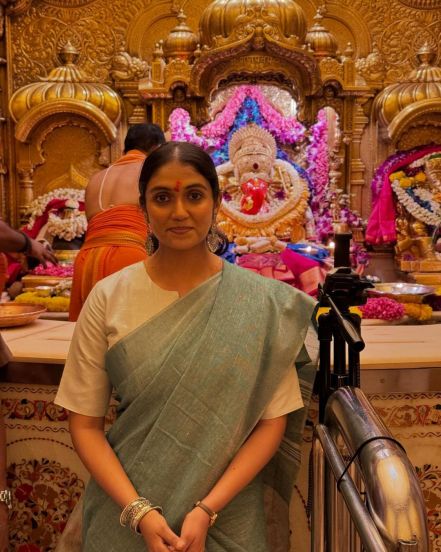 rinku rajguru lalbaucha raja darshan, rinku rajguru at lalbaug raja, rinku rajguru at siddhivinayak temple, rinku rajguru, rinku rajguru marathi actress