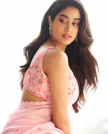 janhavi-kapoor-viral-photo-devara-promotion