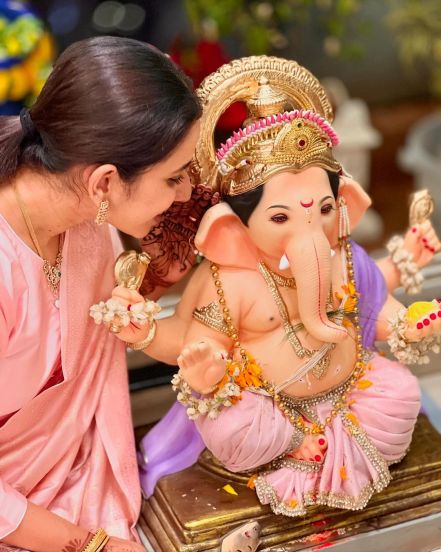 Shreya bugde, Shreya bugde home Ganpati, Shreya buggade Ganesh statue, Shreya bugde Ganpati Bappa