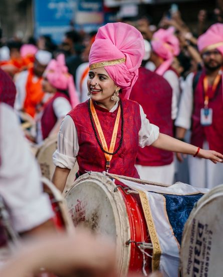 prajakta-gaikwad-pune-visarjan-miravnuk-dhol-tasha-photo-ganesh-visarjan-2024