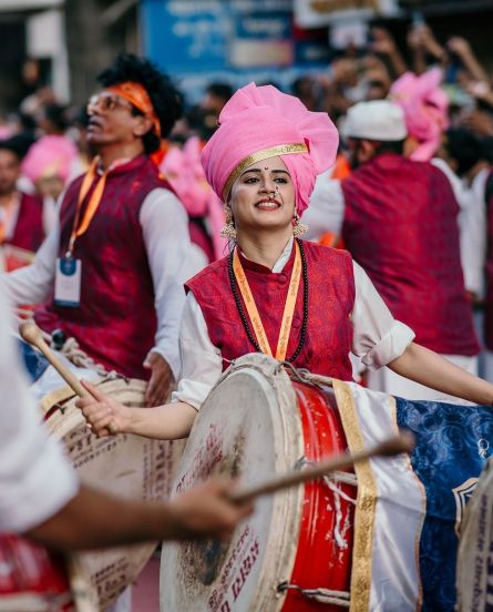 prajakta-gaikwad-pune-visarjan-miravnuk-dhol-tasha-photo-ganesh-visarjan-2024