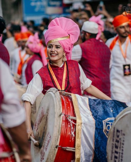 prajakta-gaikwad-pune-visarjan-miravnuk-dhol-tasha-photo-ganesh-visarjan-2024