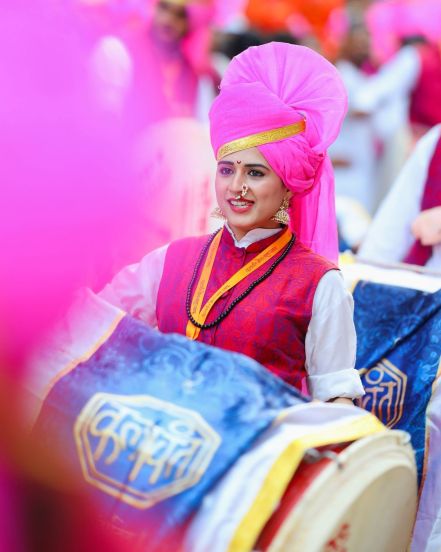 prajakta-gaikwad-pune-visarjan-miravnuk-dhol-tasha-photo-ganesh-visarjan-2024