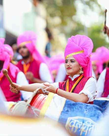 prajakta-gaikwad-pune-visarjan-miravnuk-dhol-tasha-photo-ganesh-visarjan-2024