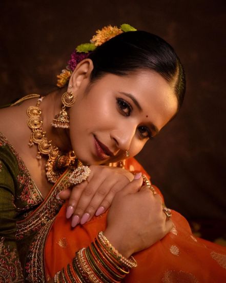 shreya-budge-instagram-photo-orange-saree