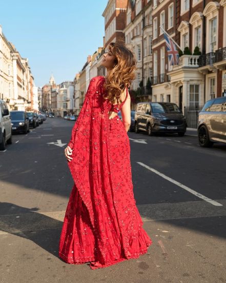 rasha-thadani-instagram-photo-red-saree-viral-photo