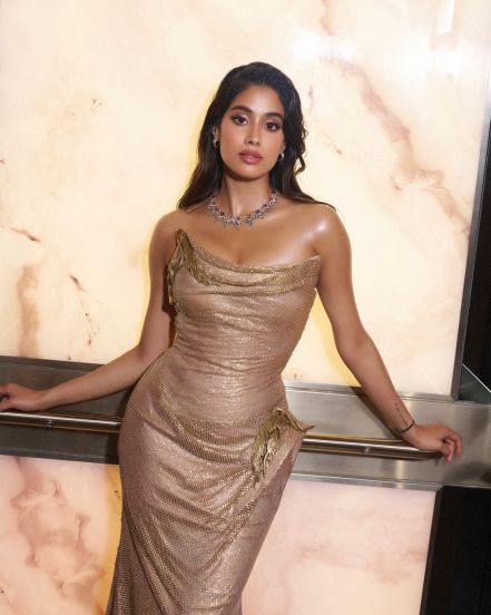 janhavi-kapoor-IIFA-awards-2024-bold-look