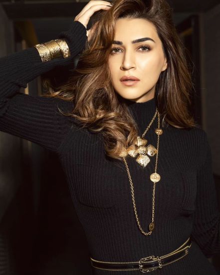 kriti-sanon-instagram-post-viral-black-dress