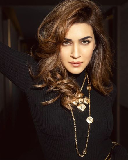 kriti-sanon-instagram-post-viral-black-dress