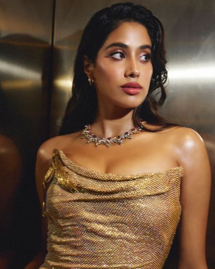 janhavi-kapoor-IIFA-awards-2024-bold-look