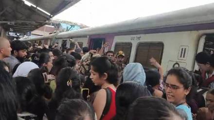 Dombivli, local train passenger rescued