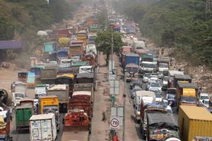 Untimely movement of heavy vehicles continues Congestion on Mumbai Nashik Highway Mumbra Bypass