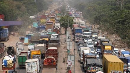 Untimely movement of heavy vehicles continues Congestion on Mumbai Nashik Highway Mumbra Bypass