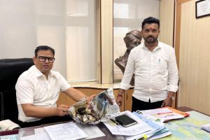 Dead fish gifted to Chief Engineer of Environment Department