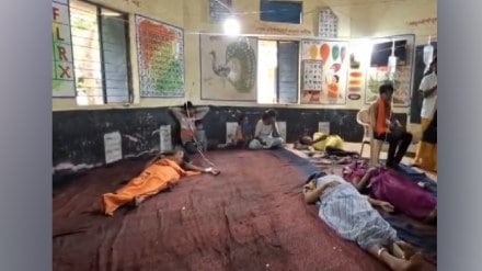 Treatment of dengue patients by lying on the floor in Melghat Chikhaldara Amravati