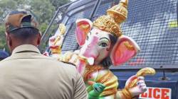 Ganesha Idol : गणपती बाप्पा पोलिसांच्या व्हॅनमध्ये काय करतायत? भाजपा नेत्याचा प्रश्न