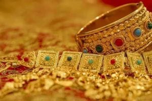 Jewellery worth two crore 65 lakhs was robbed by opening lockers of account holders