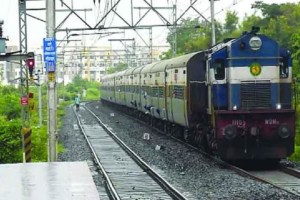 Stone pelting on Howrah Express outside Kamathi railway station Nagpur