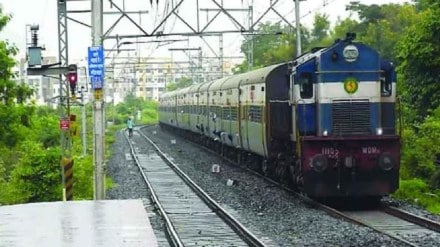 Stone pelting on Howrah Express outside Kamathi railway station Nagpur