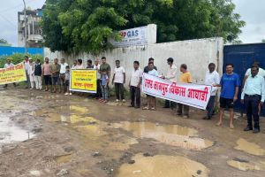 Human chain against potholes in Nagpur