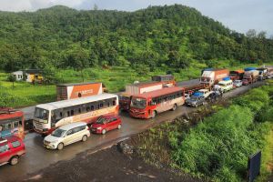 Traffic jam on Mumbai-Goa highway people going to Konkan got stuck near Lonere