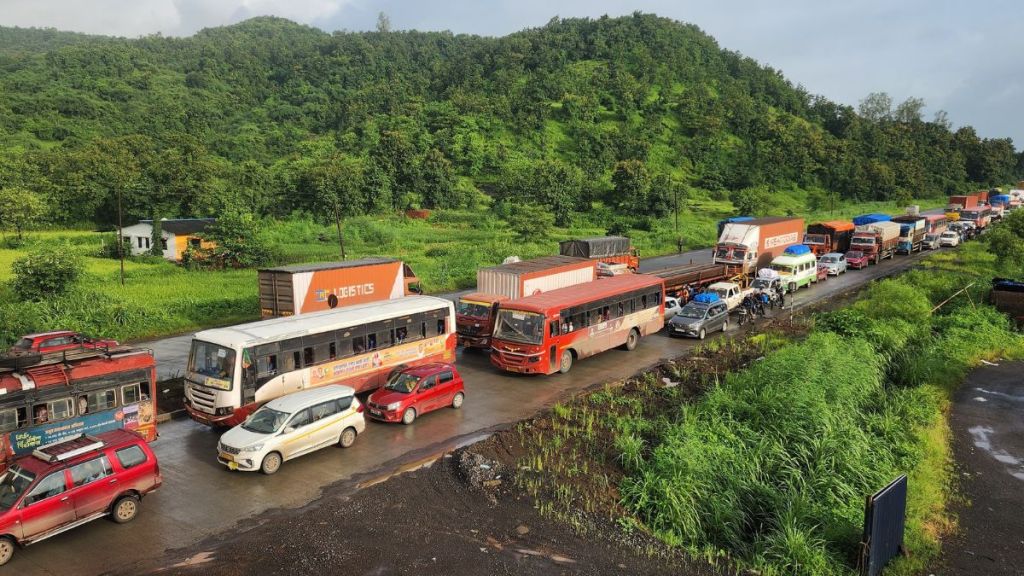 Traffic jam on Mumbai-Goa highway people going to Konkan got stuck near Lonere