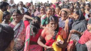 mess while taking sarees in Ladkya Bahinicha Deva Bhau program