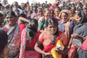 mess while taking sarees in Ladkya Bahinicha Deva Bhau program