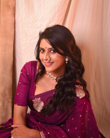 Madhura Deshpande Yashoman Apte Romantic Photoshoot