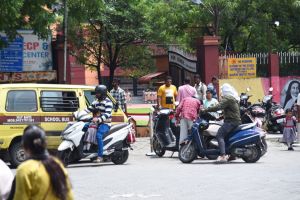 Road dangerous for female students of Nagpurs Mount Carmel School due to disturbed traffic