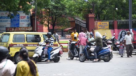 Road dangerous for female students of Nagpurs Mount Carmel School due to disturbed traffic