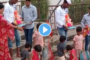 little girl fell in water while ganpati visarjan shocking video