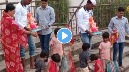 little girl fell in water while ganpati visarjan shocking video