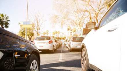 What to do when the car is stuck in traffic