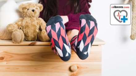 Use wet socks to reduce fever in children