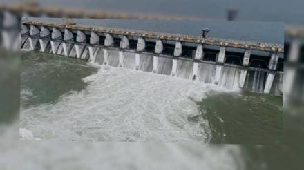 heavy rain in Isapur dam area water level increased 7 gates opend alert issued