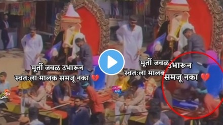 Ganeshostav 2024 shocking video man directly kicked the poor man on the street while he Falling at the feet of Lord Ganesha