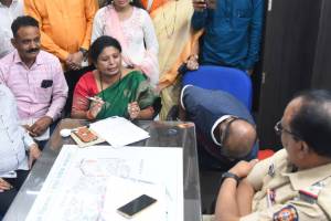 sushma andhare visited sitabardi police station