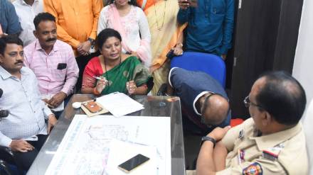 sushma andhare visited sitabardi police station