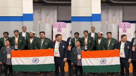 pakistan team hold indian flag