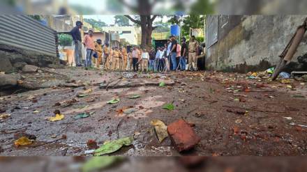 Stone pelting between two groups vehicles vandalized during eid procession in Nandurbar