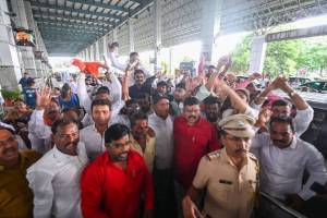 Thackeray group activists standing outside nagpur airport started aggressively shouting slogans