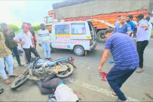 speeding car hit motorcycle hit and-run on Nagpur Chhindwara highway