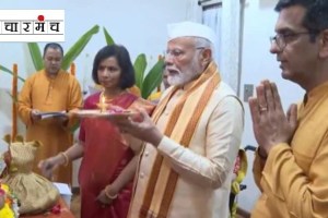 Prime Minister Narendra Modi visiting Ganapati puja at the home of Chief Justice of India Dhananjay Chandrachud