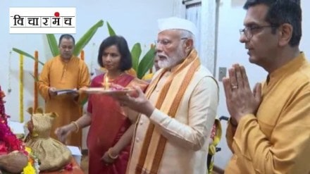 Prime Minister Narendra Modi visiting Ganapati puja at the home of Chief Justice of India Dhananjay Chandrachud