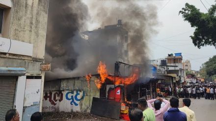 Five shops caught fire in Vadgaon Sheri market