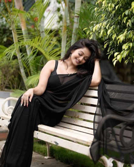 mansi naik, marathi actress mansi naik, mansi naik photos, mansi naik saree look, mansi naik black saree photoshoot, mansi naik hot